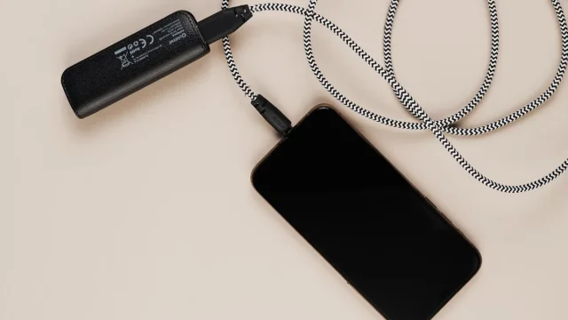 モバイルバッテリーからスマートフォンを充電している様子